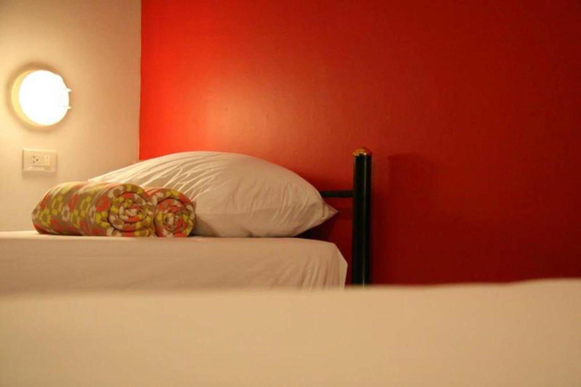 Kool Backpacker Hostel Patong Esterno foto