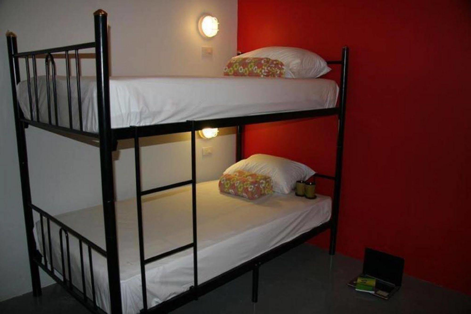 Kool Backpacker Hostel Patong Esterno foto