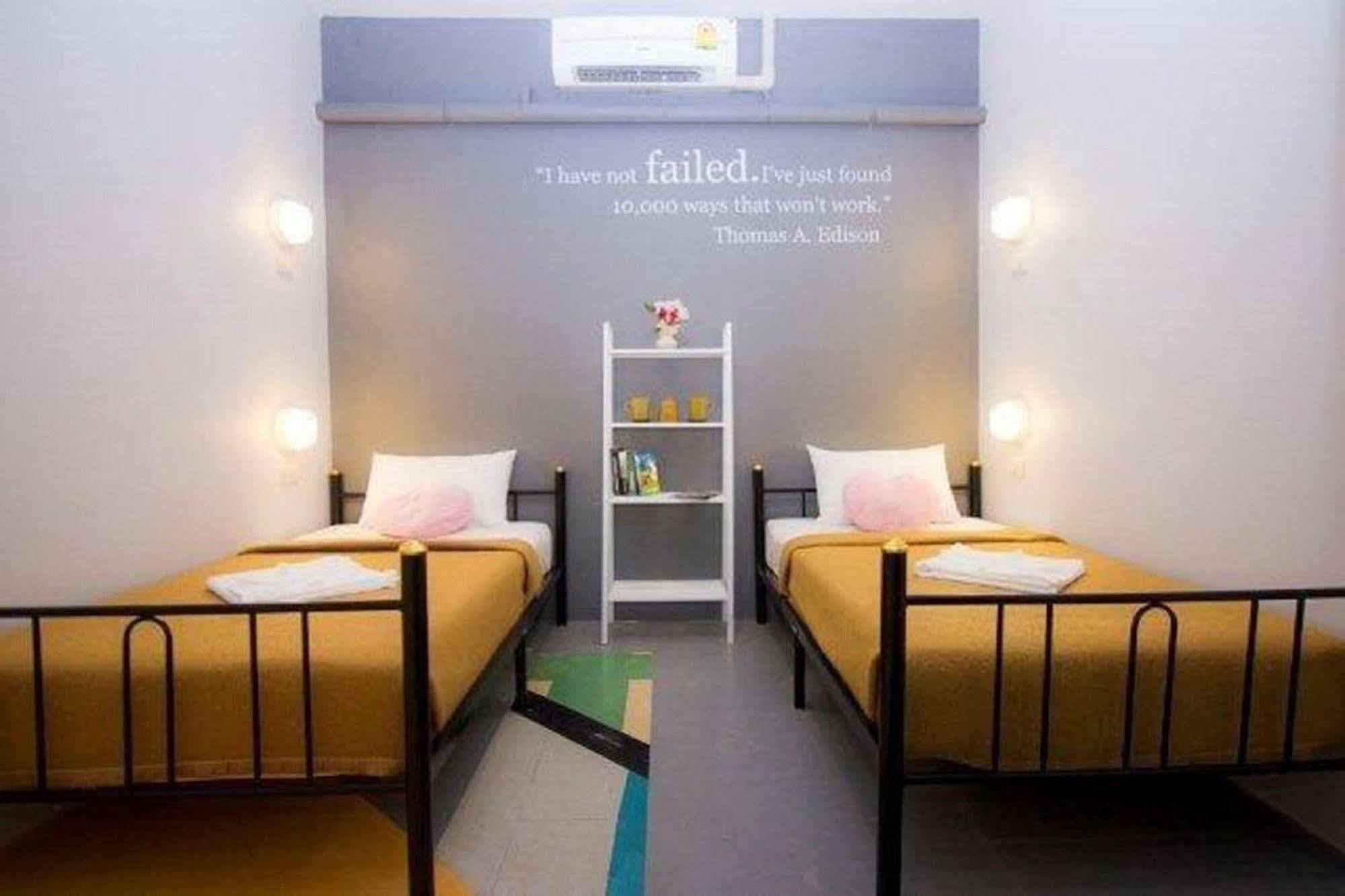 Kool Backpacker Hostel Patong Esterno foto